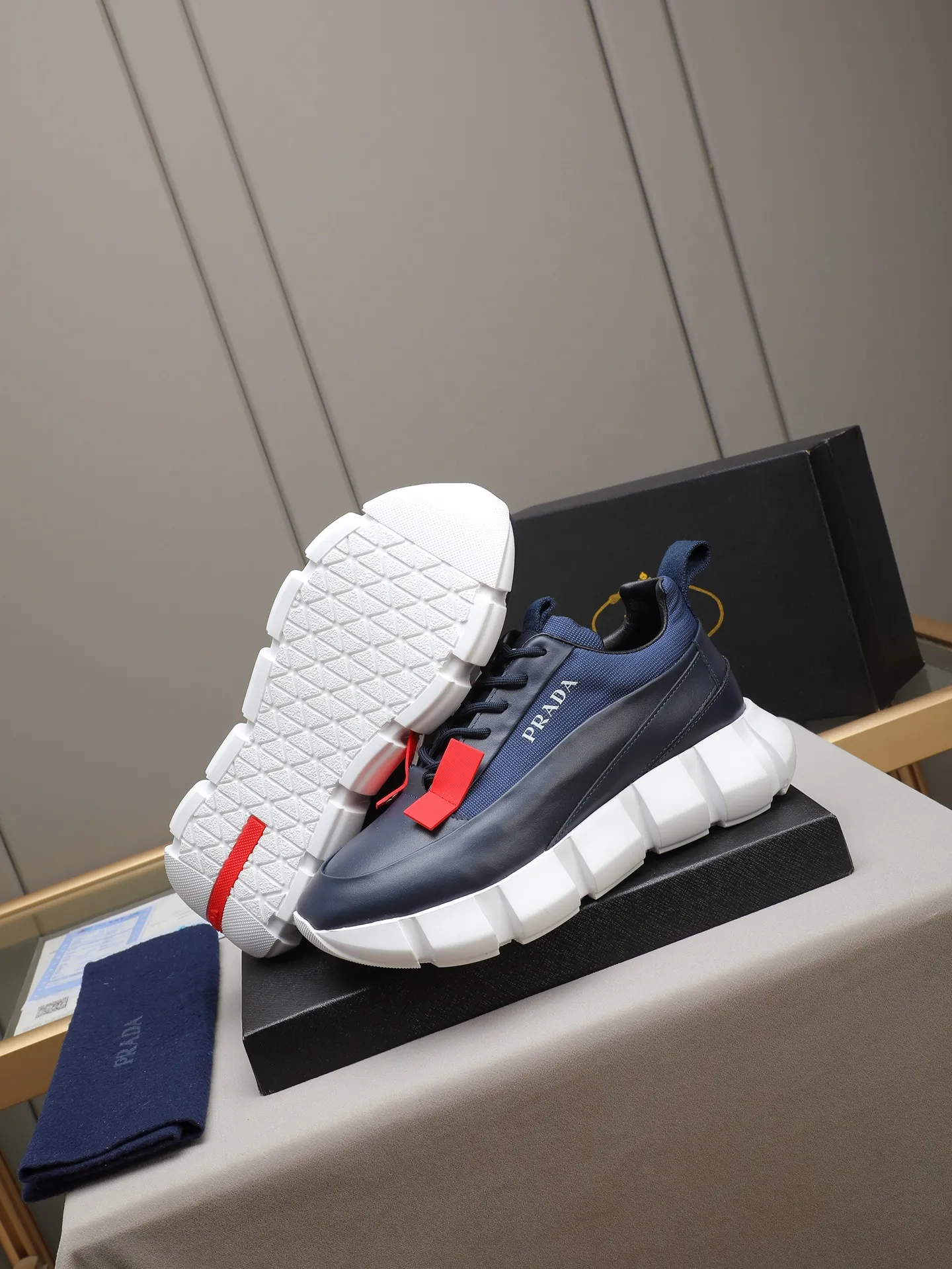 PP500 PRADA/Prada men's lace-up casual sports shoes, the upper is made of imported first-layer calfskin, soft, comfortable and breathable ➕ washed sheepskin lining! The tongue is decorated with the PRADA brand letter logo. The rubber thick sole echoes the red label tongue. The style is fashionable and elegant. The details are carefully crafted. A casual sports shoe with a super western style and excellent breathability!  Size: 38-44 (45 46 customized)
